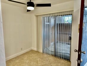 1001 W Stevens Ave, Unit #323 in Santa Ana, CA - Foto de edificio - Building Photo