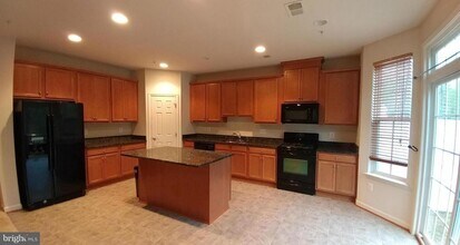 44231 Beaver Creek Dr in California, MD - Building Photo - Building Photo