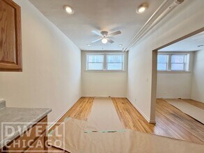 1326 W Estes Ave, Unit G in Chicago, IL - Building Photo - Building Photo