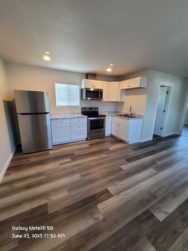 205 S Pacific Hwy in Talent, OR - Building Photo - Building Photo