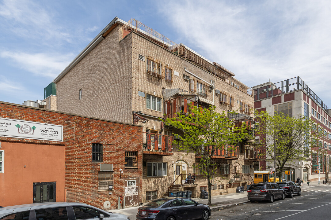 165 Harrison Ave in Brooklyn, NY - Building Photo