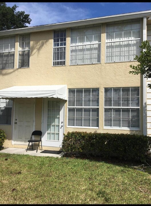 803 Palm Beach Trace Dr, Unit 803 in Royal Palm Beach, FL - Foto de edificio