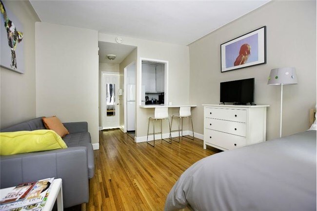 328 E 74th St-Unit -#01 in New York, NY - Foto de edificio - Building Photo