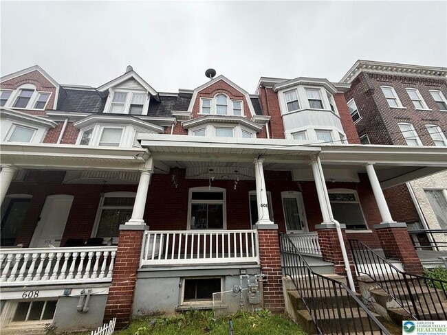 608 St John St
