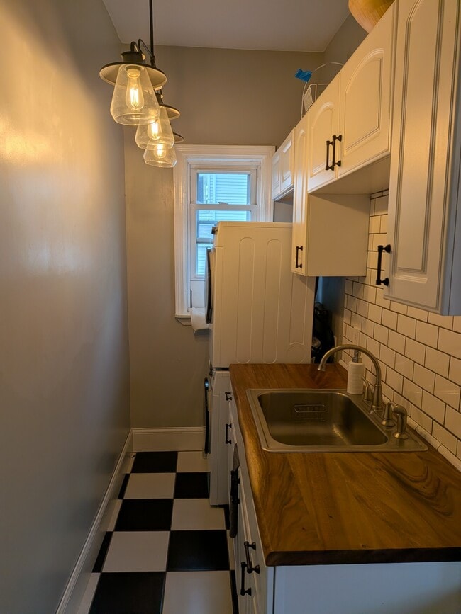 82 Gladstone St, Unit 2 in Boston, MA - Building Photo - Building Photo