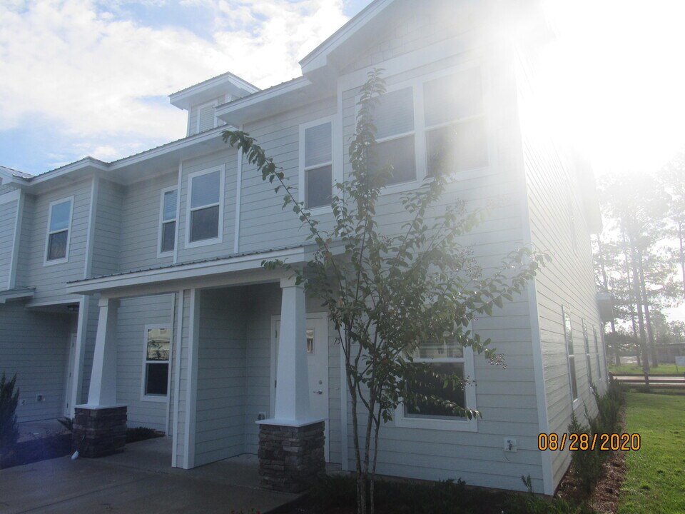 75 S Sand Palm Rd in Freeport, FL - Foto de edificio