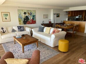 4267 Marina City Dr in Marina Del Rey, CA - Foto de edificio - Building Photo