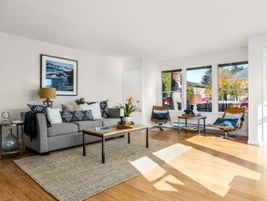 Columbia Duplex in Santa Cruz, CA - Building Photo - Interior Photo