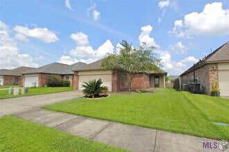 9039 Lake Mist Ave in Baton Rouge, LA - Building Photo - Building Photo