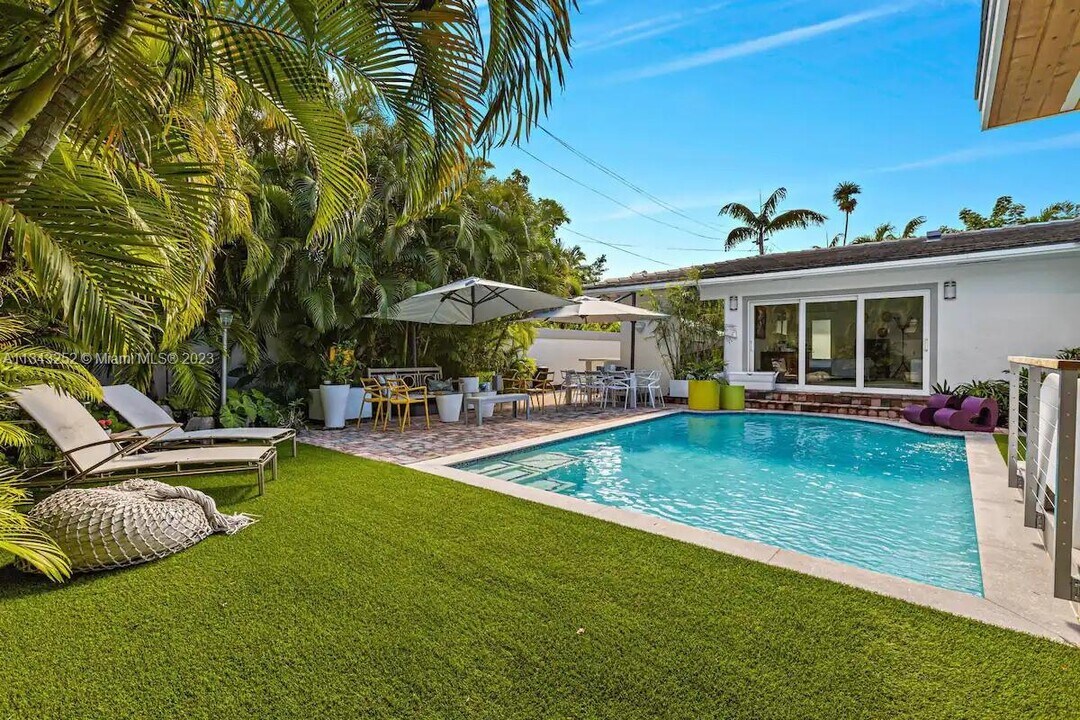 1616 S Bayshore Dr in Miami, FL - Building Photo