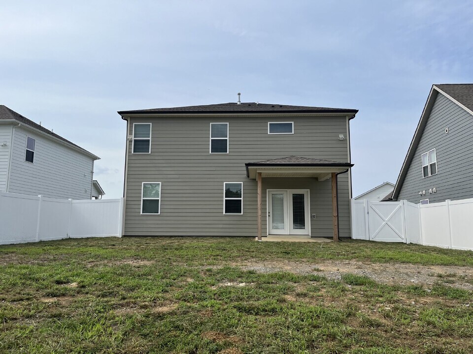 114 Pekka Dr in Lebanon, TN - Building Photo