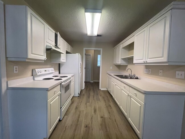 240 Westview Dr in Crestview, FL - Building Photo - Building Photo