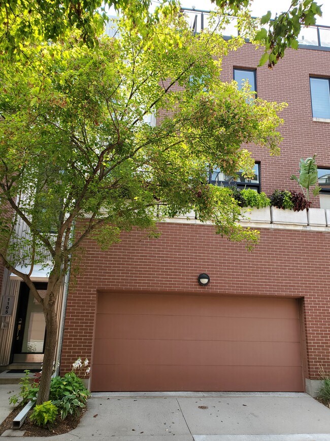 1105 Mayberry Plaza in Omaha, NE - Foto de edificio - Building Photo