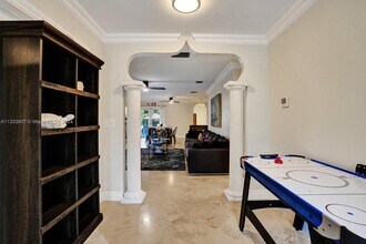 1049 N Southlake Dr in Hollywood, FL - Building Photo - Building Photo