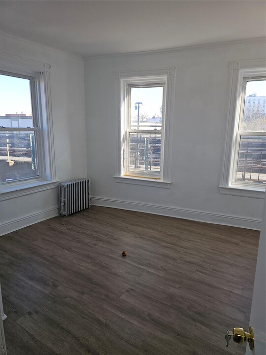 176 Barbey St in Brooklyn, NY - Building Photo