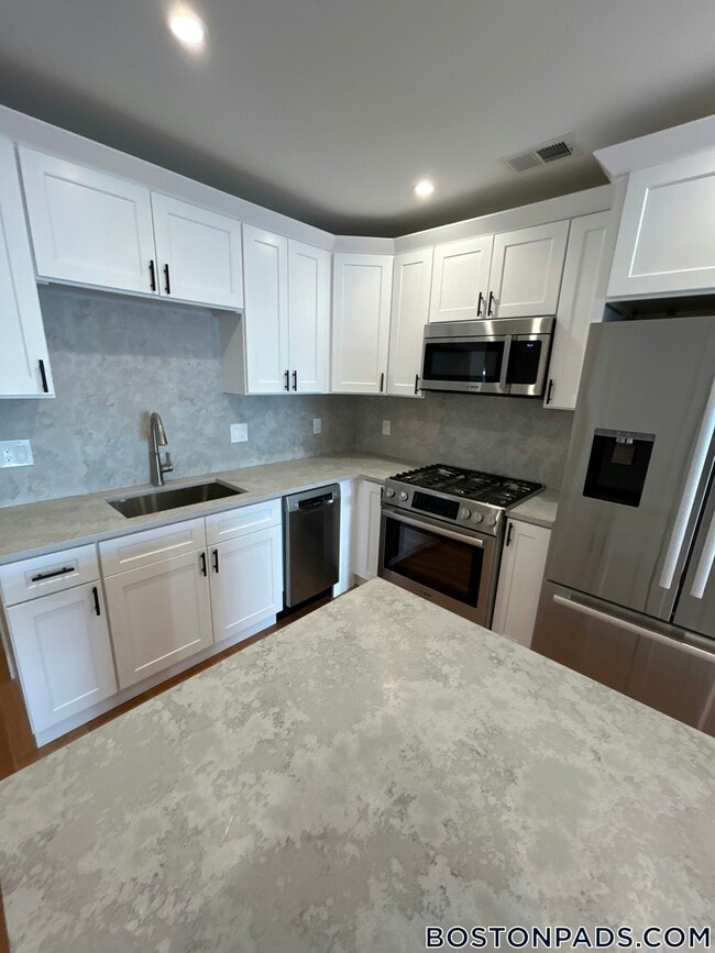156 Bayswater St, Unit 1 in Boston, MA - Building Photo - Building Photo