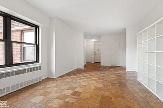 210 E Broadway in New York, NY - Foto de edificio - Building Photo