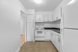 5745 De La Côte-Saint-Luc Ch in Hampstead, QC - Building Photo - Building Photo
