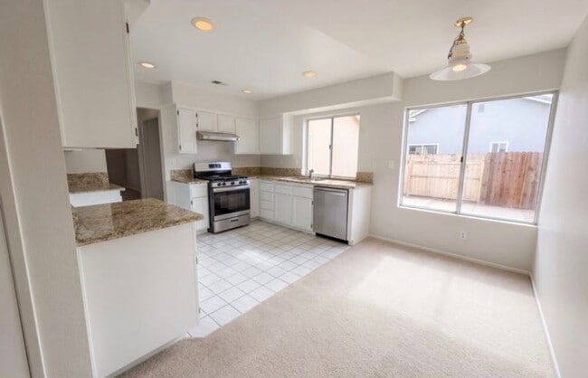 2565 W Fairview Dr in Rialto, CA - Building Photo - Building Photo
