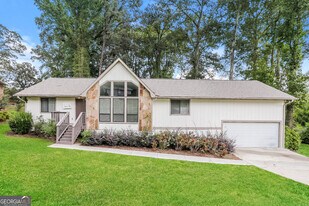 3355 Luxembourg Cir in Decatur, GA - Building Photo