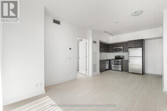 2200 Lake Shore Blvd W in Toronto, ON - Building Photo - Building Photo