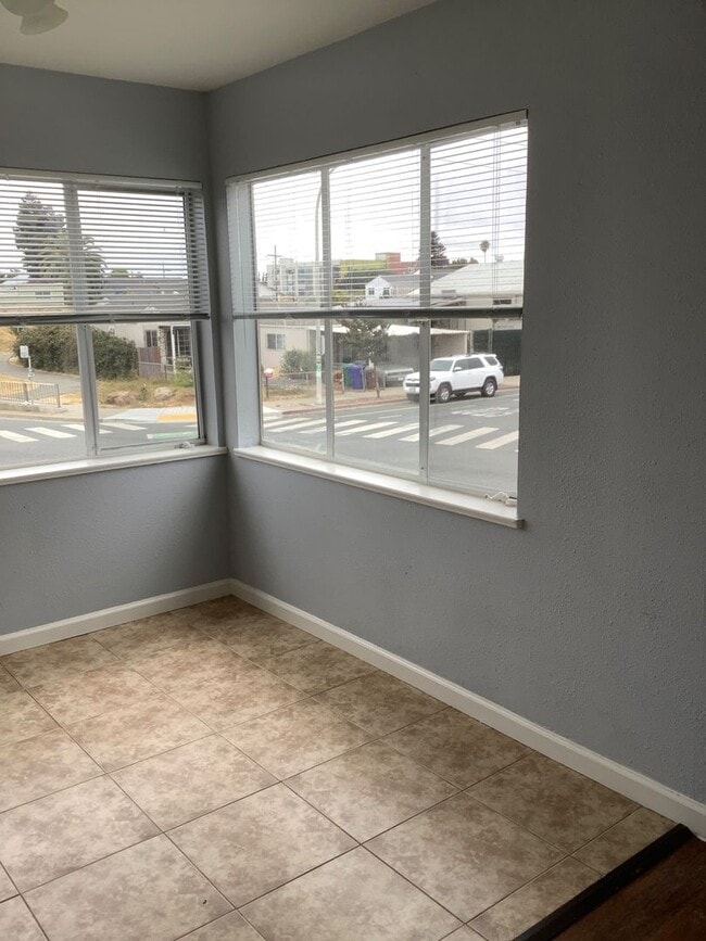 105-109 Marina Way S in Richmond, CA - Foto de edificio - Building Photo