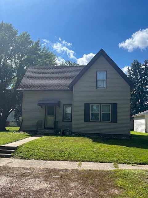 310 S Madison St in Newell, IA - Building Photo