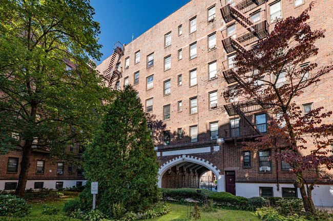 Kew Gardens Terrace in Jamaica, NY - Building Photo - Building Photo