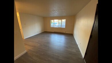 Delview Apartments in Seattle, WA - Building Photo - Interior Photo