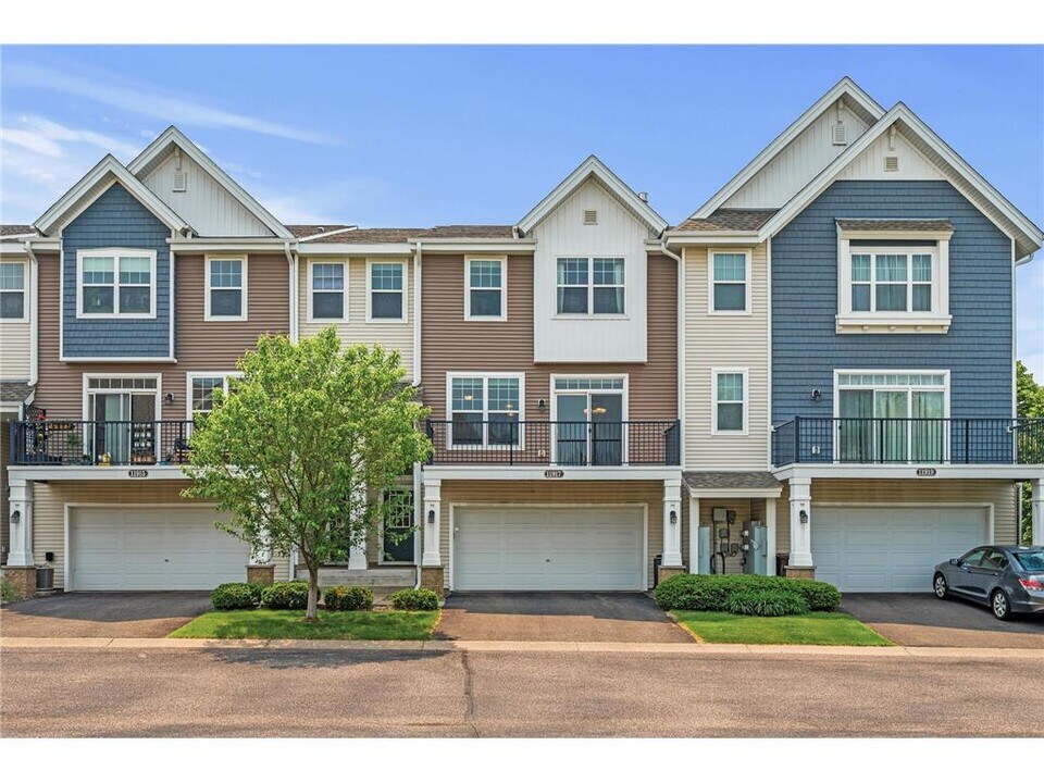 11917 Emery Village Dr N in Champlin, MN - Building Photo