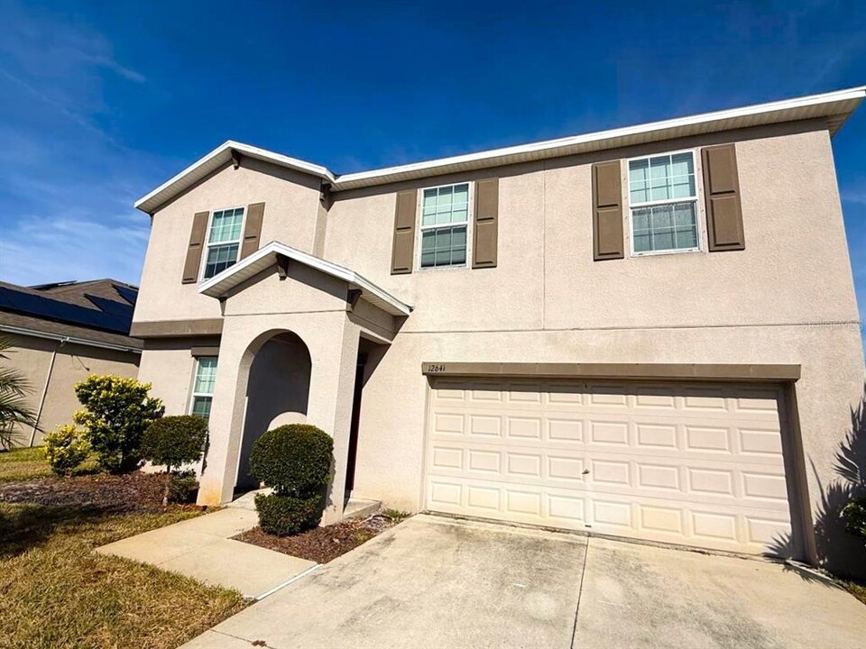 12641 Flatwood Creek Dr in Gibsonton, FL - Foto de edificio