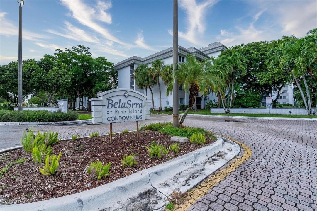 711 N Pine Island Rd in Plantation, FL - Building Photo