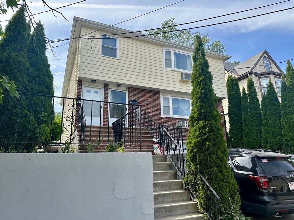 34 Olcott St, Unit A in Watertown, MA - Building Photo