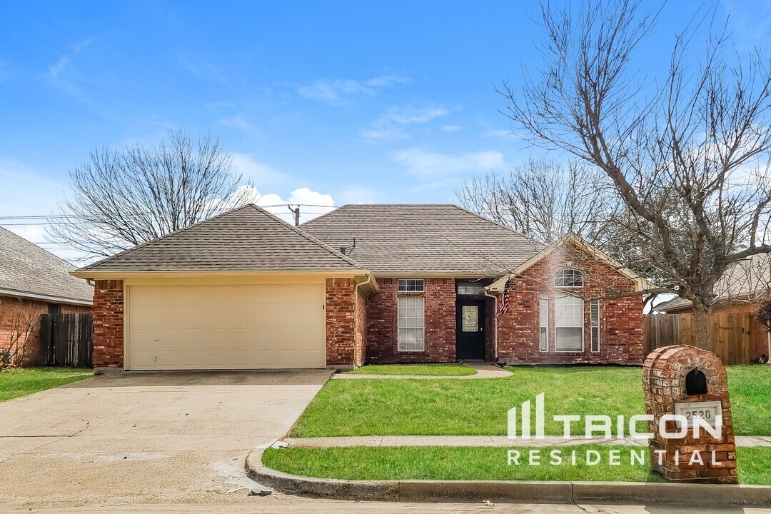 2520 Elliott Ave in Mansfield, TX - Building Photo