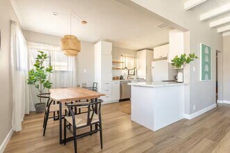 326 Rosecrans Ave in Manhattan Beach, CA - Building Photo - Building Photo