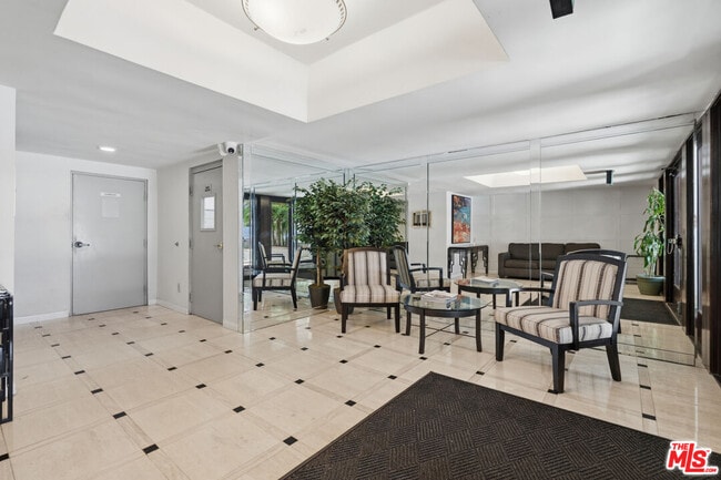 1242 S Barrington Ave in Los Angeles, CA - Building Photo - Building Photo