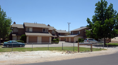 SWC Carlisle Rd & Chehalis Rd in Apple Valley, CA - Foto de edificio - Building Photo