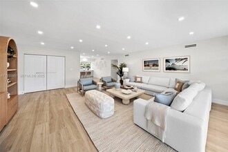 10001 E Bay Harbor Dr in Bay Harbor Islands, FL - Building Photo - Building Photo