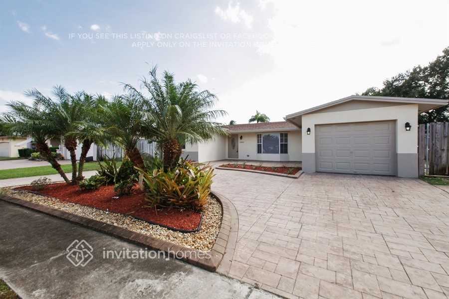 9400 NW 19th St in Pembroke Pines, FL - Building Photo