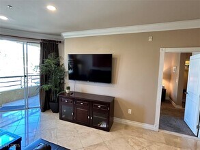 210 E Flamingo Rd in Las Vegas, NV - Building Photo - Building Photo