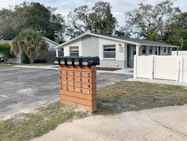 5633 Golden Nugget Dr in Holiday, FL - Building Photo - Building Photo