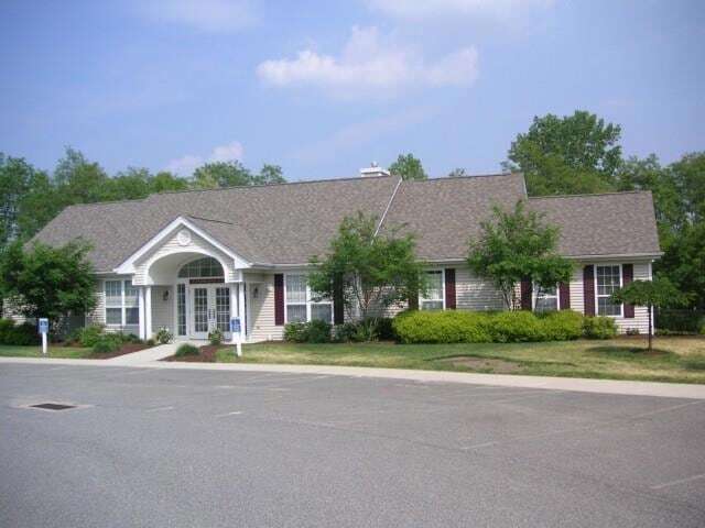 102 Larson Dr in Danbury, CT - Foto de edificio - Building Photo