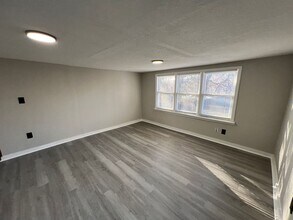 572 S Crescent Ave in Independence, MO - Building Photo - Building Photo