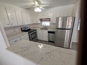 7001 142nd Ave N in Largo, FL - Building Photo - Building Photo