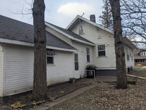 1102 Kenwood St in Alexandria, MN - Foto de edificio - Building Photo