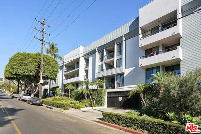 property at 906 N Doheny Dr