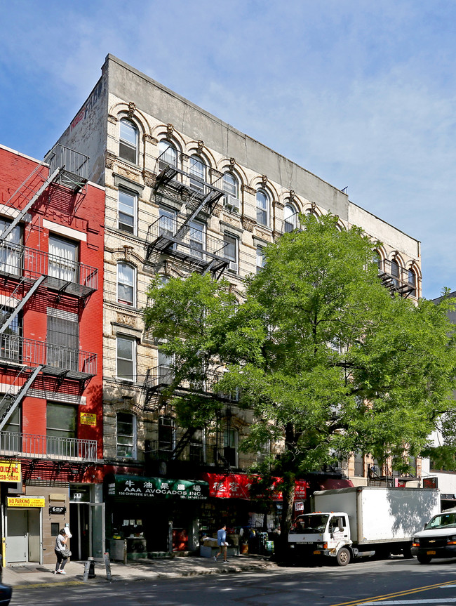 135-137 Chrystie St in New York, NY - Building Photo - Building Photo