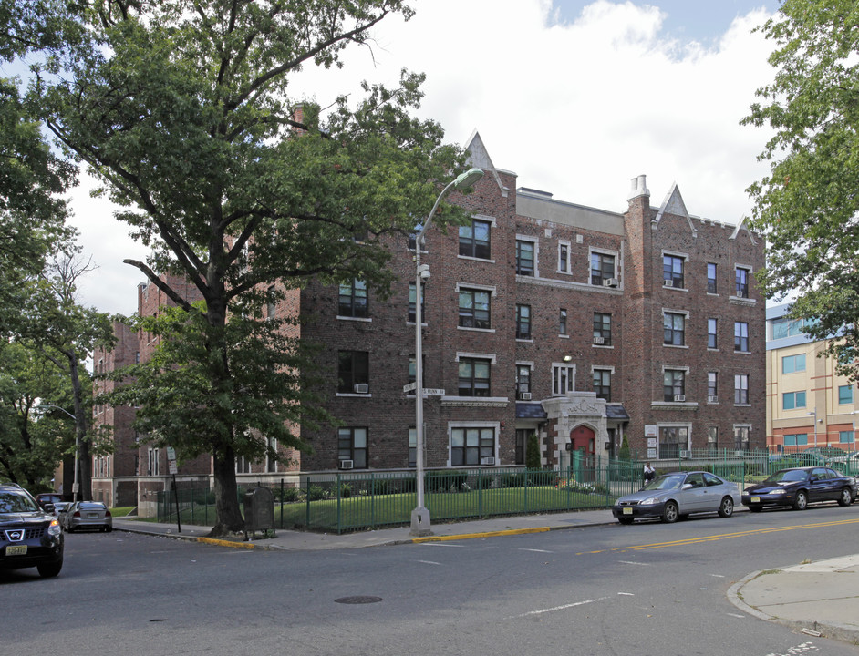 Chestnut Park in East Orange, NJ - Building Photo