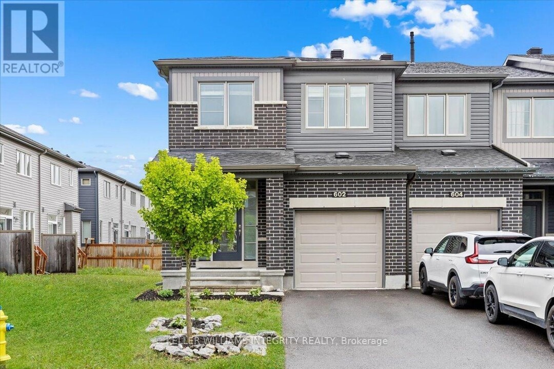 602 Geranium Walk in Ottawa, ON - Building Photo