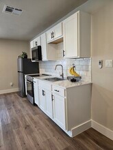 4411 Dovewood Dr in Austin, TX - Foto de edificio - Building Photo